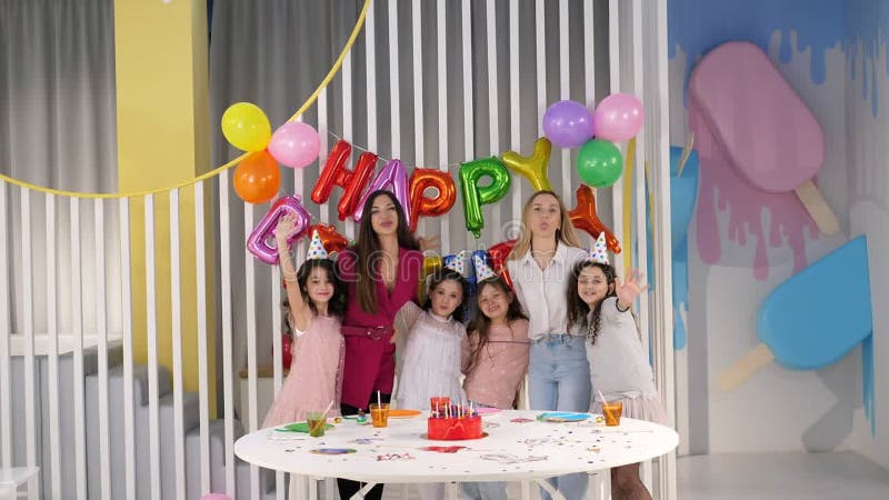 Portrait de deux mères avec un groupe d'enfants à une fête d'anniversaire. clips vidéos