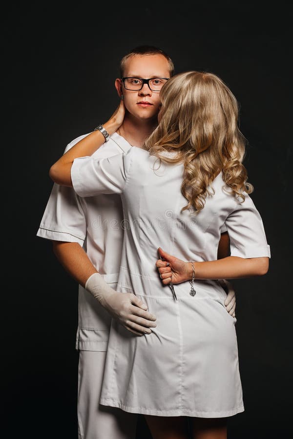 Portrait de deux médecins portant l'uniforme blanc images libres de droits Portrait de deux médecins portant l'uniforme blanc images libres de droits