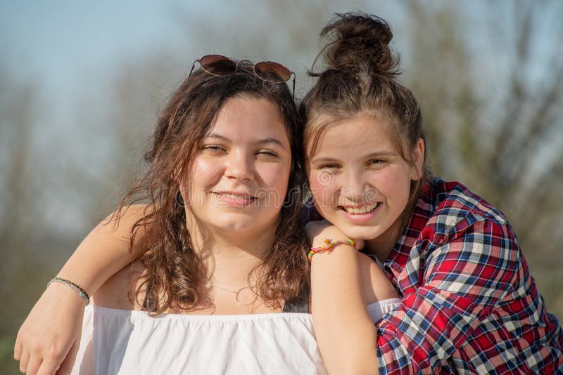 Portrait de deux soeurs heureuses, dehors image libre de droits Portrait de deux soeurs heureuses, dehors image libre de droits