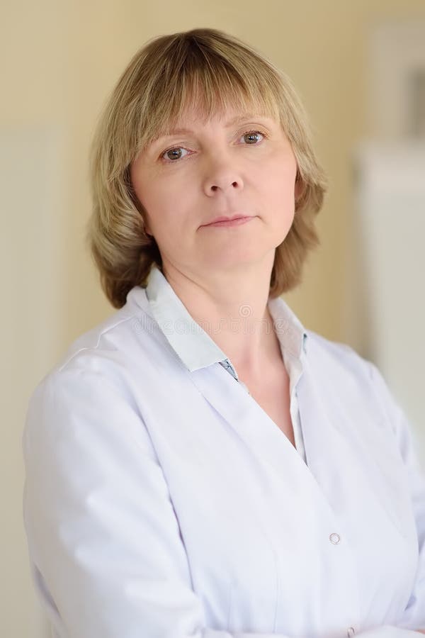 Portrait de docteur m?r de femme M?decin de famille Assurance-maladie photographie stock Portrait de docteur m?r de femme M?decin de famille Assurance-maladie photographie stock