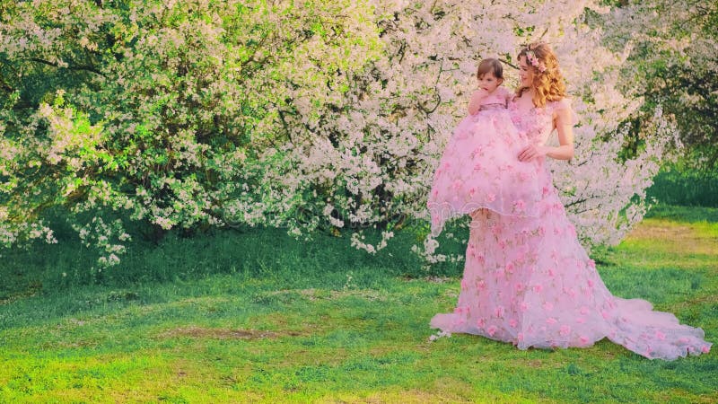 Portrait de famille femme heureuse maman tenant petite fille fille bras doigt. Même long millésime rose créatif banque de vidéos