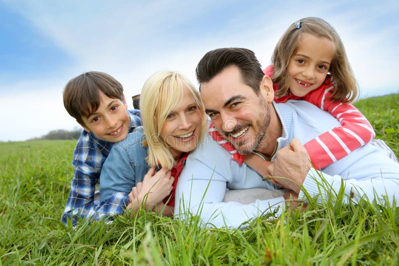 Portrait de famille heureuse s'étendant dans le domaine photo libre de droits Portrait de famille heureuse s'étendant dans le domaine photo libre de droits