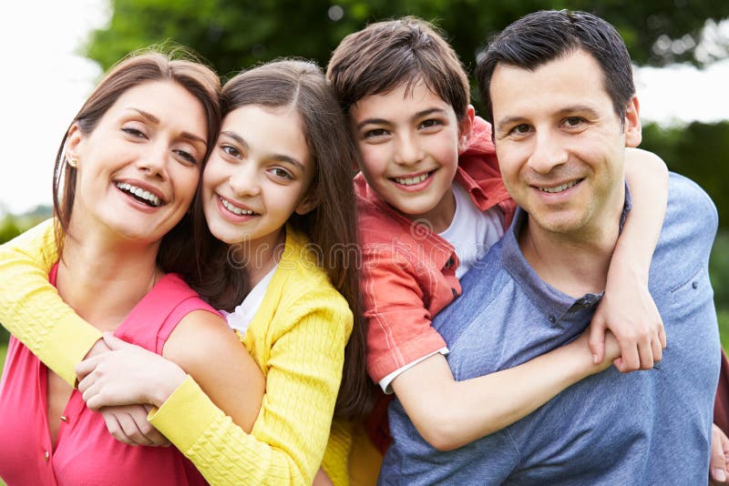 Portrait de famille hispanique dans la campagne photographie stock Portrait de famille hispanique dans la campagne photographie stock