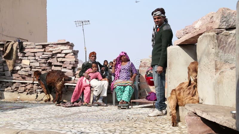 Portrait de famille indienne se reposant dans la cour