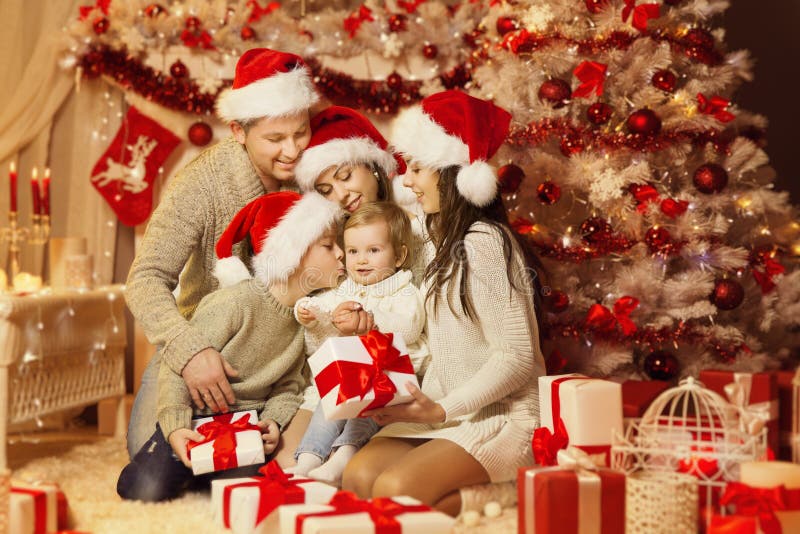 Portrait de famille de Noël, père heureux Mother Children photos stock Portrait de famille de Noël, père heureux Mother Children photos stock