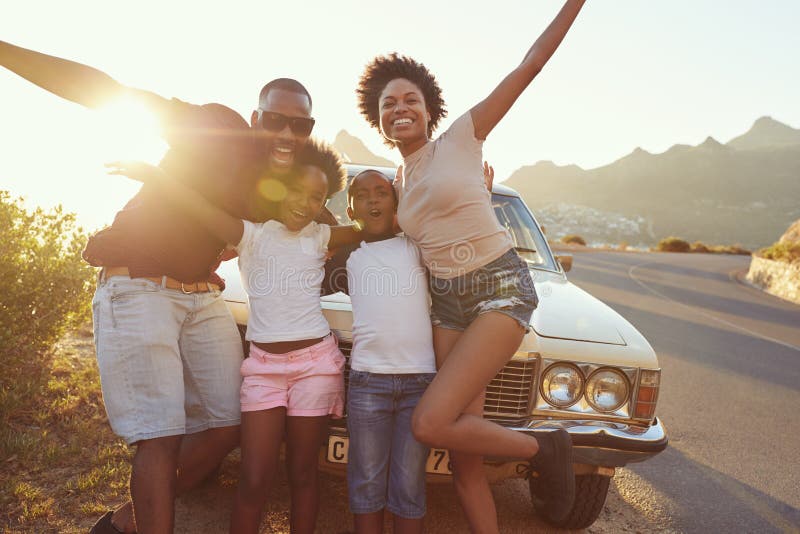 Portrait de famille se tenant à côté de la voiture classique photographie stock libre de droits Portrait de famille se tenant à côté de la voiture classique photographie stock libre de droits