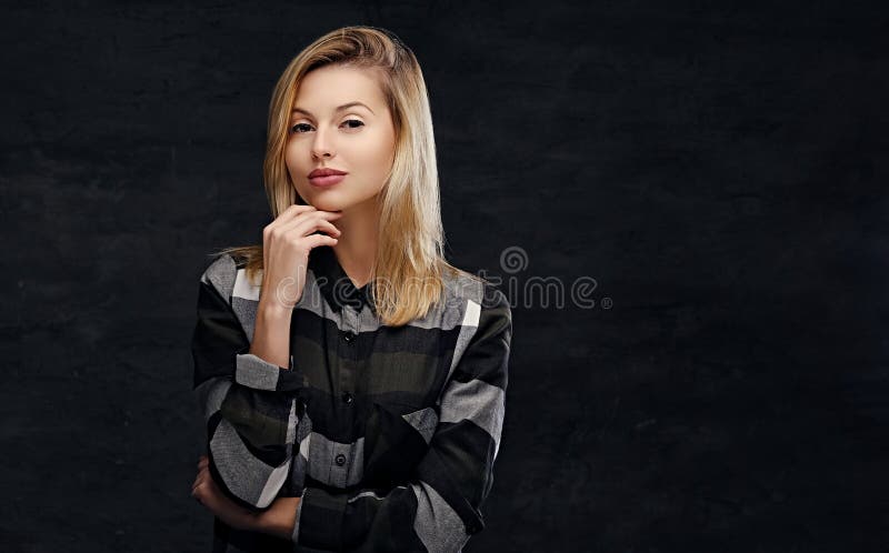 Portrait de femelle blonde sur le fond foncé photographie stock Portrait de femelle blonde sur le fond foncé photographie stock