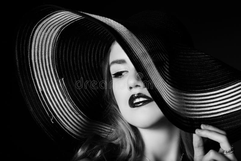 322 600+ Chapeau Noir Photos, taleaux et images libre de droits - iStock