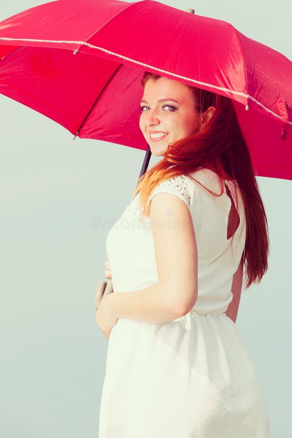 Portrait de femme adulte rousse tenant le parapluie photos libres de droits Portrait de femme adulte rousse tenant le parapluie photos libres de droits
