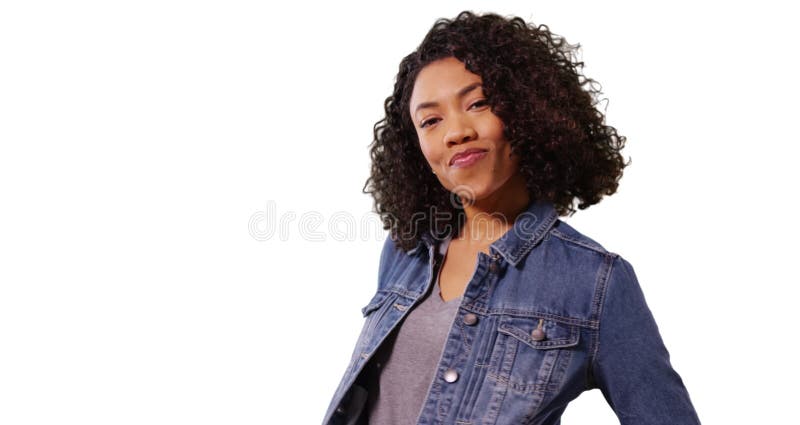 Portrait de femme africaine mignonne avec cheveux bouclés en studio avec espace copie banque de vidéos