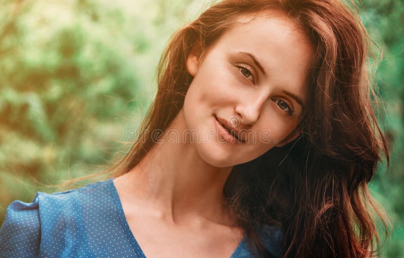 Portrait de femme attirante de brune photographie stock libre de droits Portrait de femme attirante de brune photographie stock libre de droits
