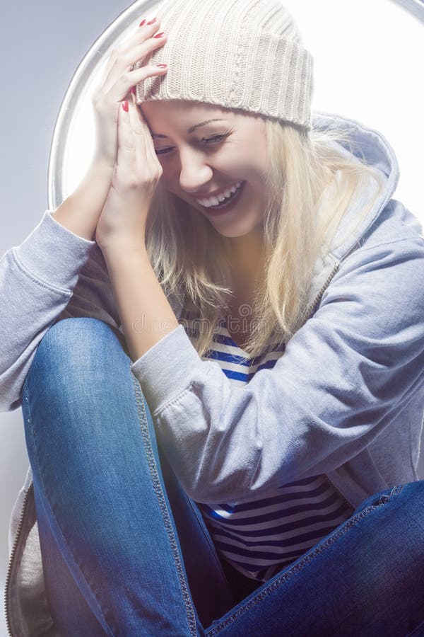 Portrait de femme blonde caucasienne heureuse et riante dans le chapeau chaud images libres de droits Portrait de femme blonde caucasienne heureuse et riante dans le chapeau chaud images libres de droits