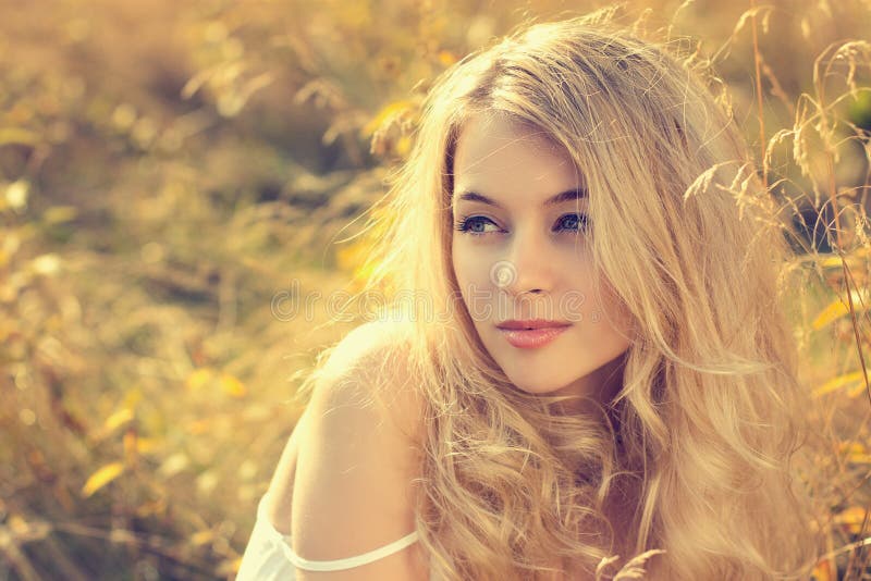 Portrait de femme blonde sur le fond de nature photographie stock libre de droits Portrait de femme blonde sur le fond de nature photographie stock libre de droits