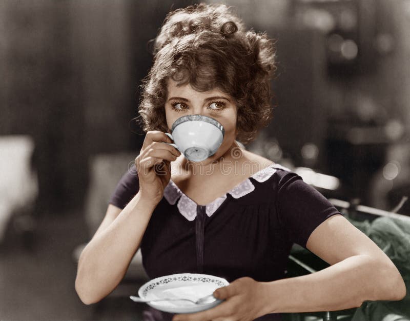 Portrait de femme buvant de la tasse de thé (toutes les personnes représentées ne sont pas plus long vivantes et aucun domaine n' image libre de droits Portrait de femme buvant de la tasse de thé (toutes les personnes représentées ne sont pas plus long vivantes et aucun domaine n' image libre de droits
