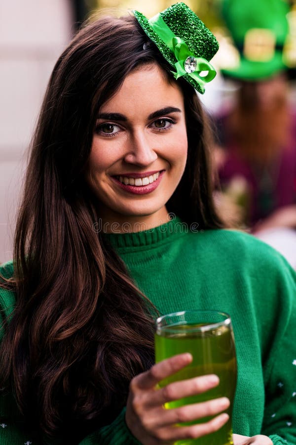 Portrait de femme célébrant le jour de St Patricks photo libre de droits Portrait de femme célébrant le jour de St Patricks photo libre de droits