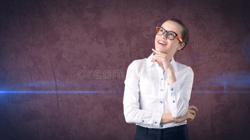 Portrait de femme d'affaires dans la jupe blanche sur le fond d'isolement Recherche modèle avec les verres d'interdiction de chev image stock Portrait de femme d'affaires dans la jupe blanche sur le fond d'isolement Recherche modèle avec les verres d'interdiction de chev image stock