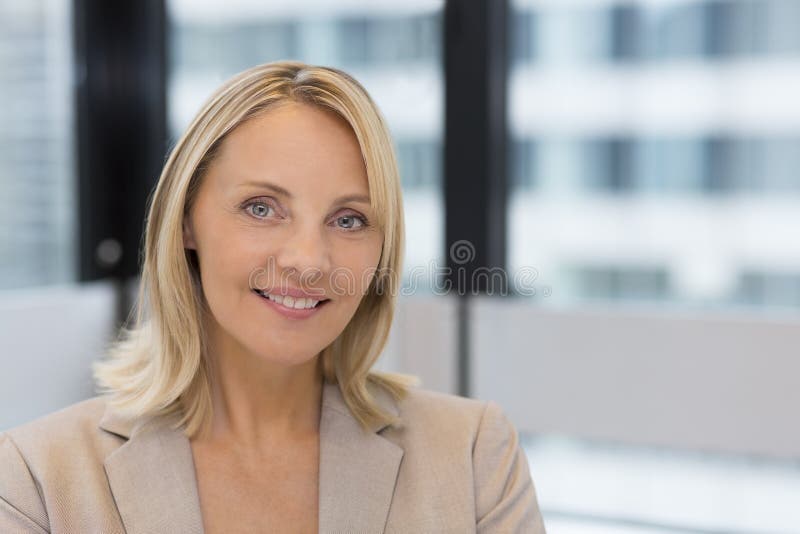 Portrait de femme d'affaires dans le bureau moderne Bâtiment dans le backgrou photo libre de droits Portrait de femme d'affaires dans le bureau moderne Bâtiment dans le backgrou photo libre de droits