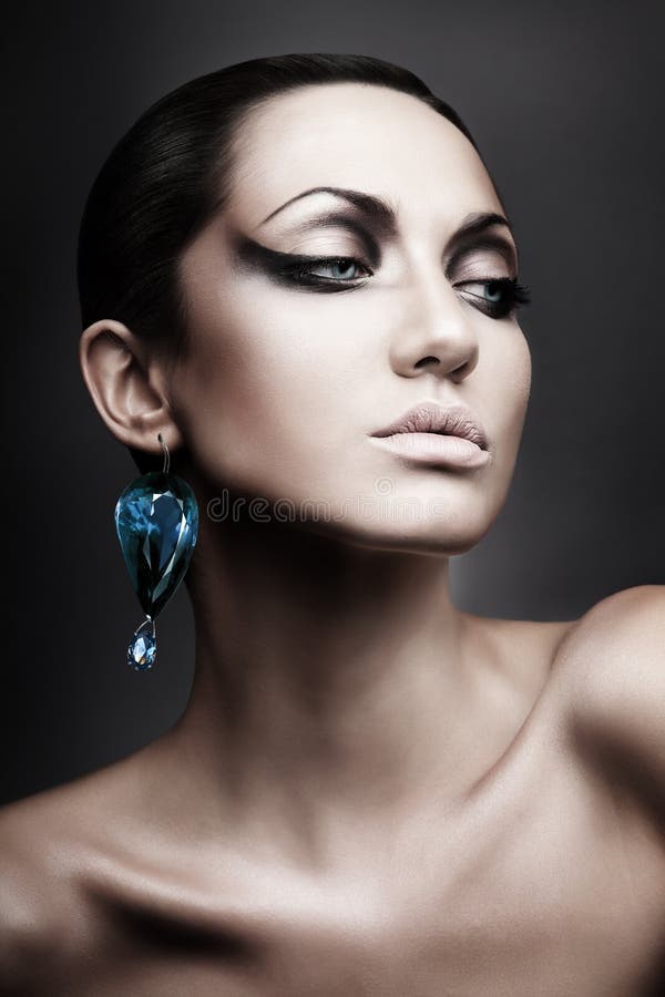 Portrait de femme de brune avec le diamant images libres de droits Portrait de femme de brune avec le diamant images libres de droits