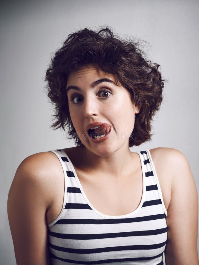 Portrait de femme et de la langue dehors pour lugubre et idiot comme plaisanterie bizarre drôle visage et comédie. femme photos stock