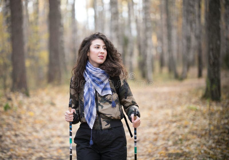 Portrait de femme heureuse avec les cheveux bruns bouclés en automne Jeune femme joyeuse et de sourires ayant l'amusement dans la photos stock Portrait de femme heureuse avec les cheveux bruns bouclés en automne Jeune femme joyeuse et de sourires ayant l'amusement dans la photos stock