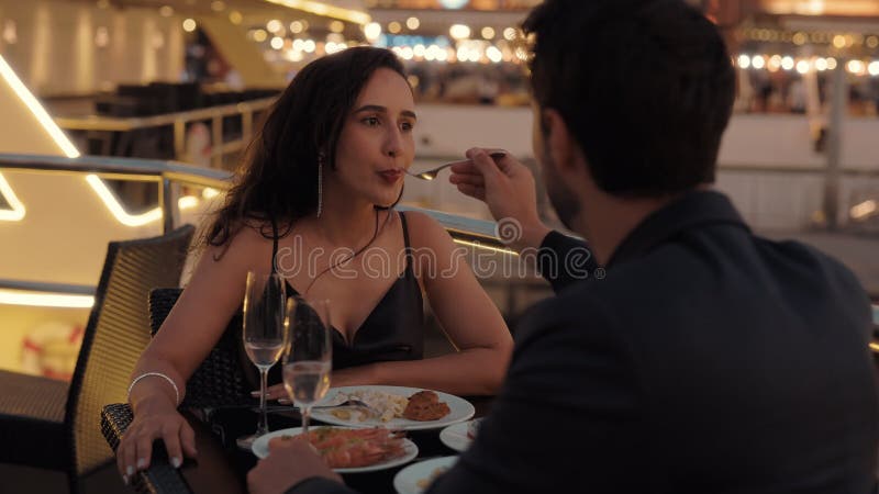 Portrait de femme hispanique reçoit une délicieuse pièce de nourriture de petit ami sur yacht clips vidéos