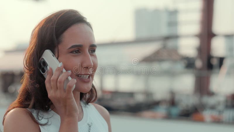 Portrait de femme hispanique souriante répond à l'appel téléphonique sur la rue de la ville au ralenti banque de vidéos