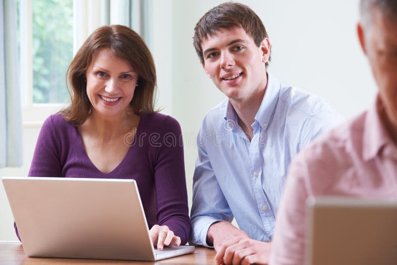 Portrait de femme mûre avec la classe d'In Adult Education de tuteur image libre de droits