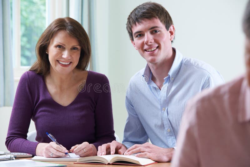 Portrait de femme mûre avec la classe d'In Adult Education de tuteur photographie stock