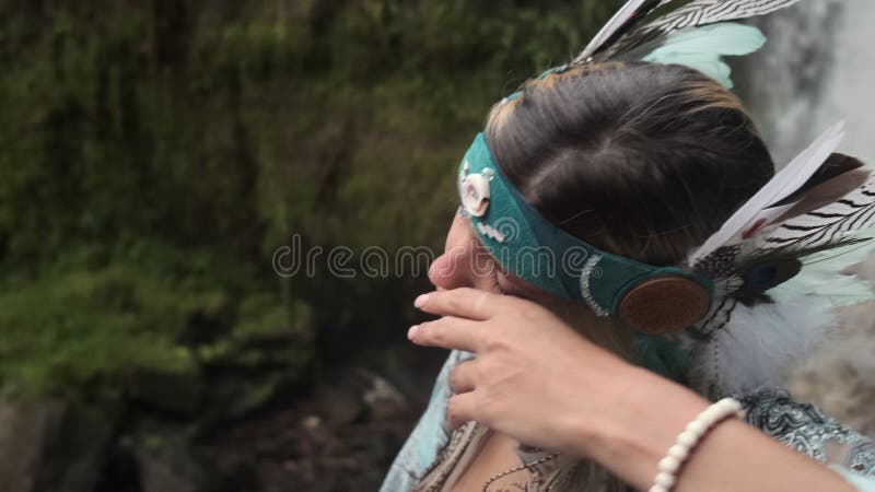 Portrait de femme ressemble au chaman indien dans la forêt banque de vidéos