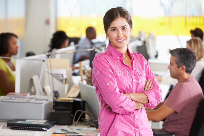Portrait de femme se tenant dans le bureau créatif occupé photographie stock Portrait de femme se tenant dans le bureau créatif occupé photographie stock