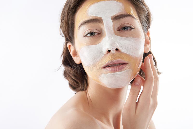 Portrait de femme sensuelle avec le masque cosmétique photos libres de droits Portrait de femme sensuelle avec le masque cosmétique photos libres de droits
