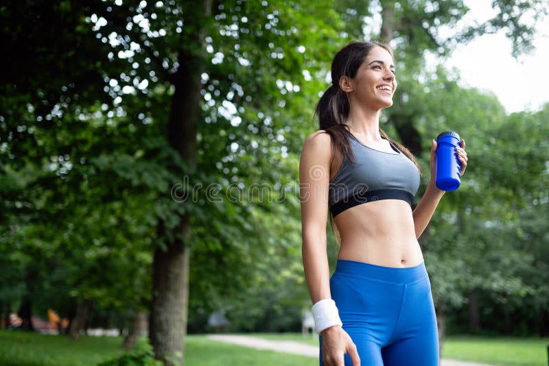 Portrait de femme sportive se reposant apr?s fonctionnement en nature photo libre de droits Portrait de femme sportive se reposant apr?s fonctionnement en nature photo libre de droits