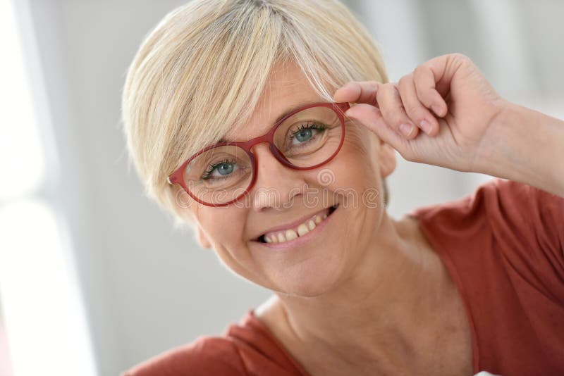 Portrait de femme supérieure à la mode de sourire images libres de droits Portrait de femme supérieure à la mode de sourire images libres de droits