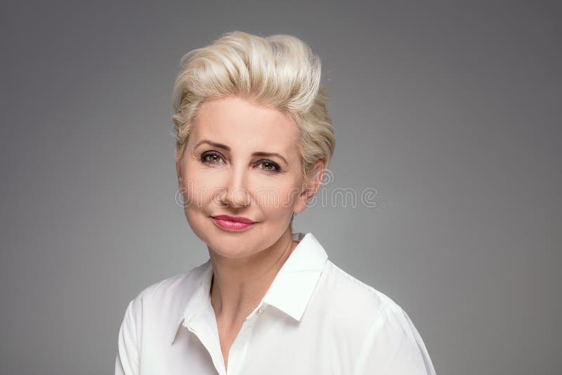 Portrait de femme âgée par milieu blond élégant images stock Portrait de femme âgée par milieu blond élégant images stock