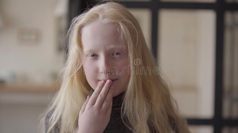 Portrait de fille adorable avec les yeux gris regardant le sourire de caméra Aspect peu commun Enfance insouciant Visage de