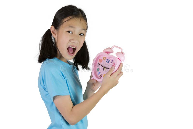 Portrait de fille asiatique jugeant l'horloge d'isolement sur le backgroun blanc photographie stock libre de droits Portrait de fille asiatique jugeant l'horloge d'isolement sur le backgroun blanc photographie stock libre de droits