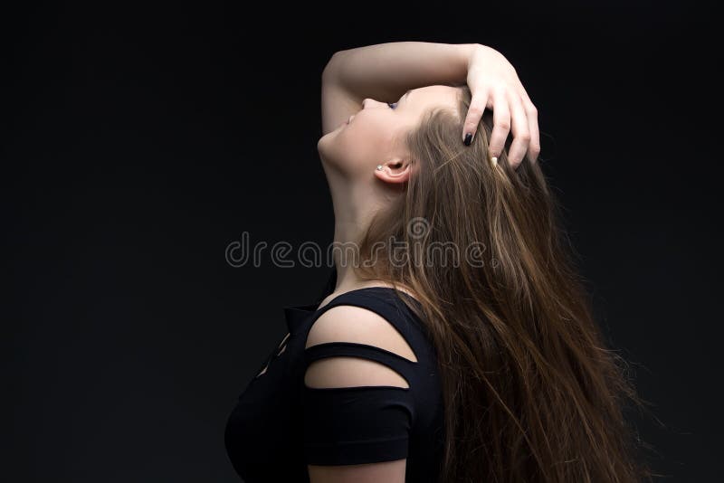 Portrait de fille avec la main dans les cheveux images stock Portrait de fille avec la main dans les cheveux images stock