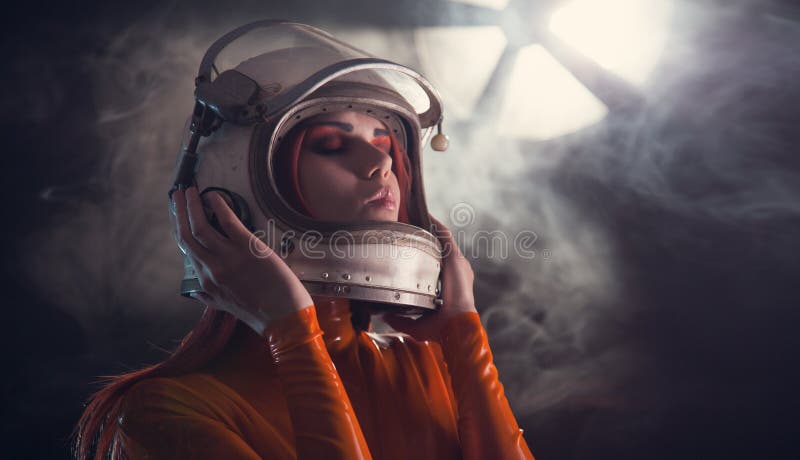 Portrait de fille d'astronaute dans le casque photos stock Portrait de fille d'astronaute dans le casque photos stock