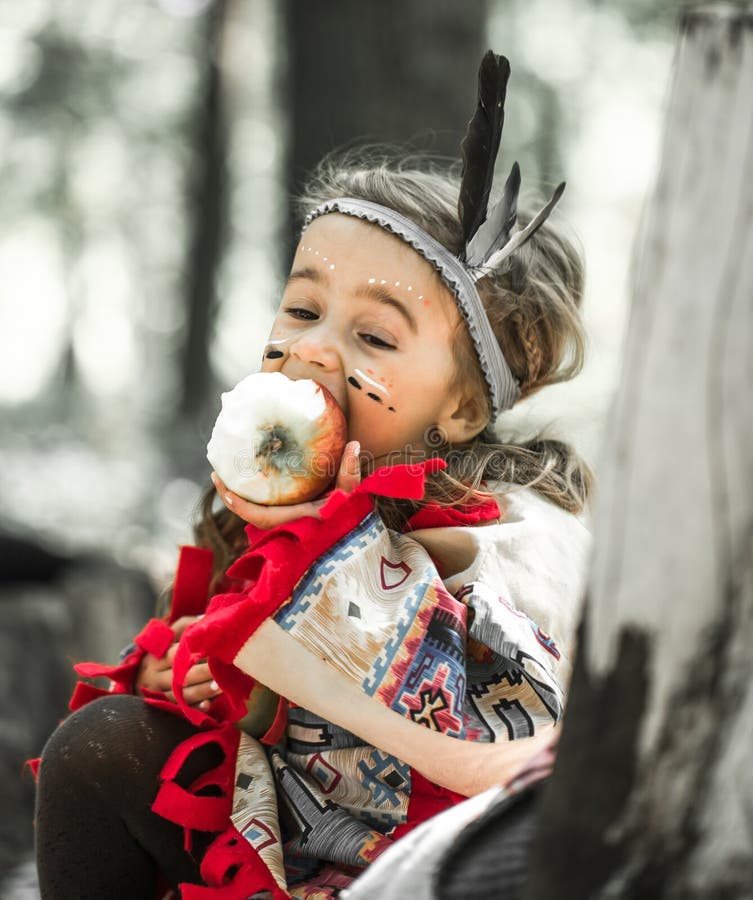 Portrait De Fille Dans Le Costume De L Indien  D Amerique  