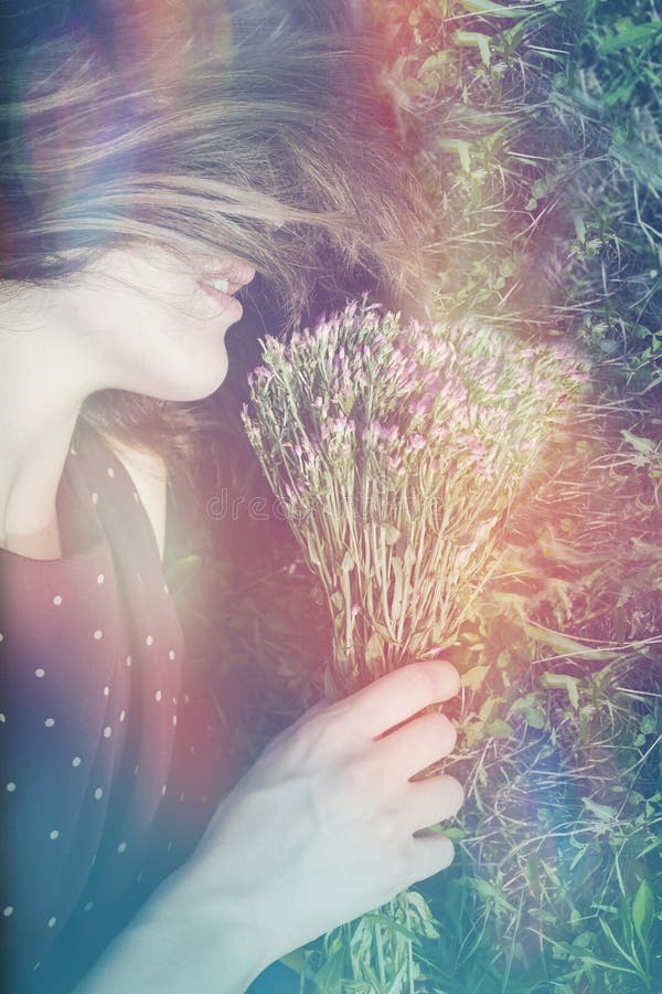 Portrait de fille de Boho sur l'herbe photo stock Portrait de fille de Boho sur l'herbe photo stock