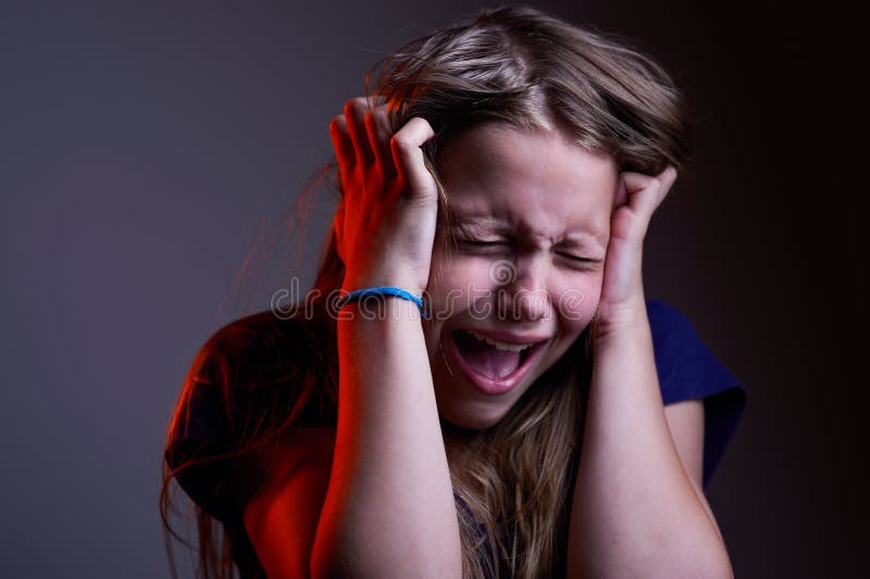 Portrait de fille de l'adolescence criarde malheureuse photographie stock