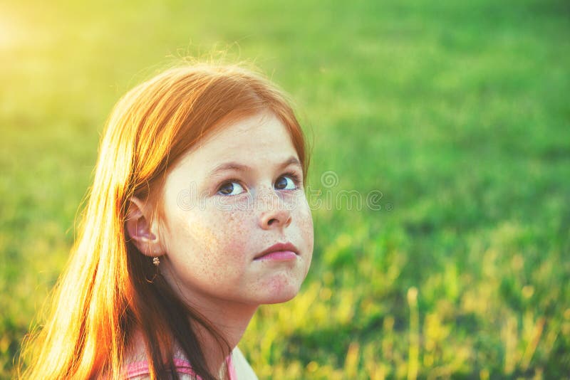 Portrait de fille rousse mignonne avec des taches de rousseur images stock