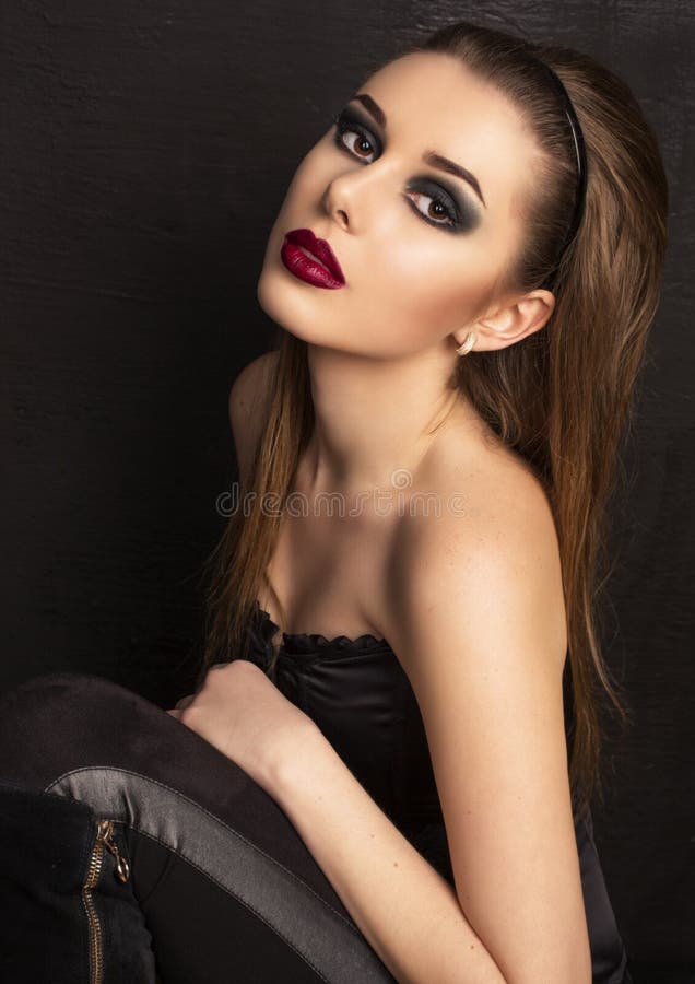 Portrait de fille sexy avec les cheveux foncés et les lèvres rouges photos stock Portrait de fille sexy avec les cheveux foncés et les lèvres rouges photos stock