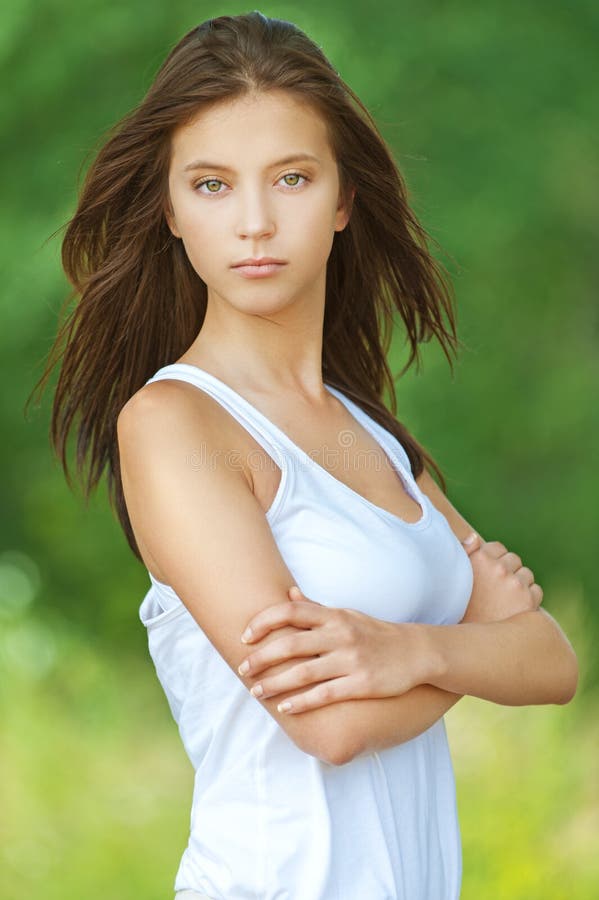 Portrait de jeune fille songeuse photographie stock Portrait de jeune fille songeuse photographie stock