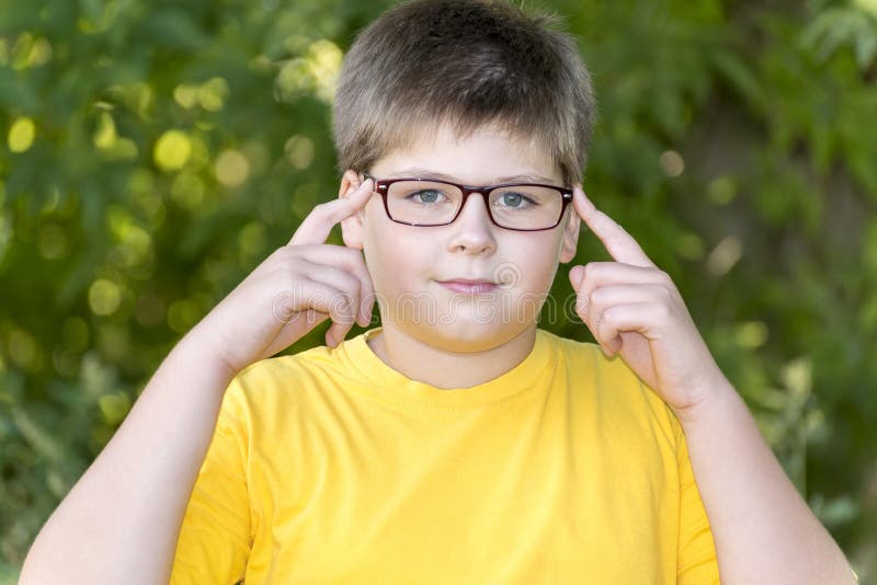 Portrait De Garçon De 10 Ans En Parc Photo stock - Image du