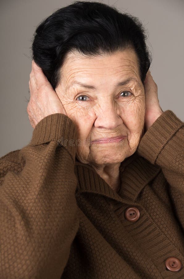 Portrait de grand-mère fâchée de dame âgée photos stock Portrait de grand-mère fâchée de dame âgée photos stock
