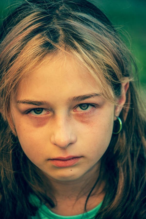 Portrait De Gros Plan De Jeune Fille Avec Des Larmes Pleurs Image Stock Image Du Tristesse