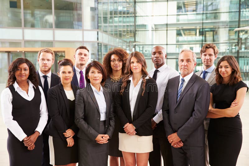 Portrait de groupe des collègues sérieux d'entreprise constituée en société photo stock Portrait de groupe des collègues sérieux d'entreprise constituée en société photo stock