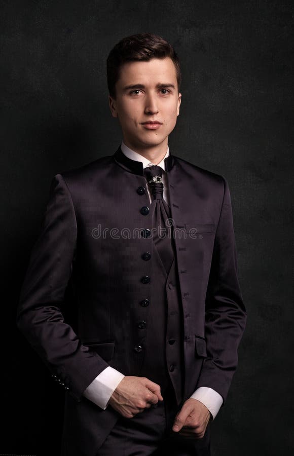 Portrait de jeune bel homme à la mode photo stock Portrait de jeune bel homme à la mode photo stock