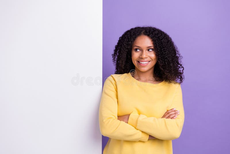 Portrait de jeune belle apparence joli sourire afro fille croisée les mains regarder la publicité isolée de couleur violet photographie stock
